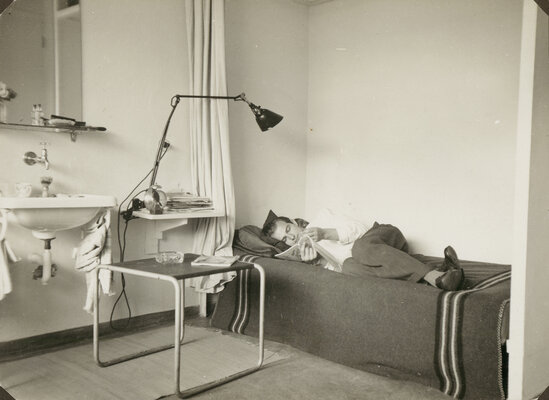 Zeitreise: Siegfried Giesenschlag im Atelier Bauhaus Dessau mit Midgard-Leuchte und B 9 © Bauhaus Archiv Berlin