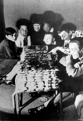 Zeitreise: Thonet B 9 Sidetables in use at Bauhaus Berlin © Bauhaus Archiv Berlin