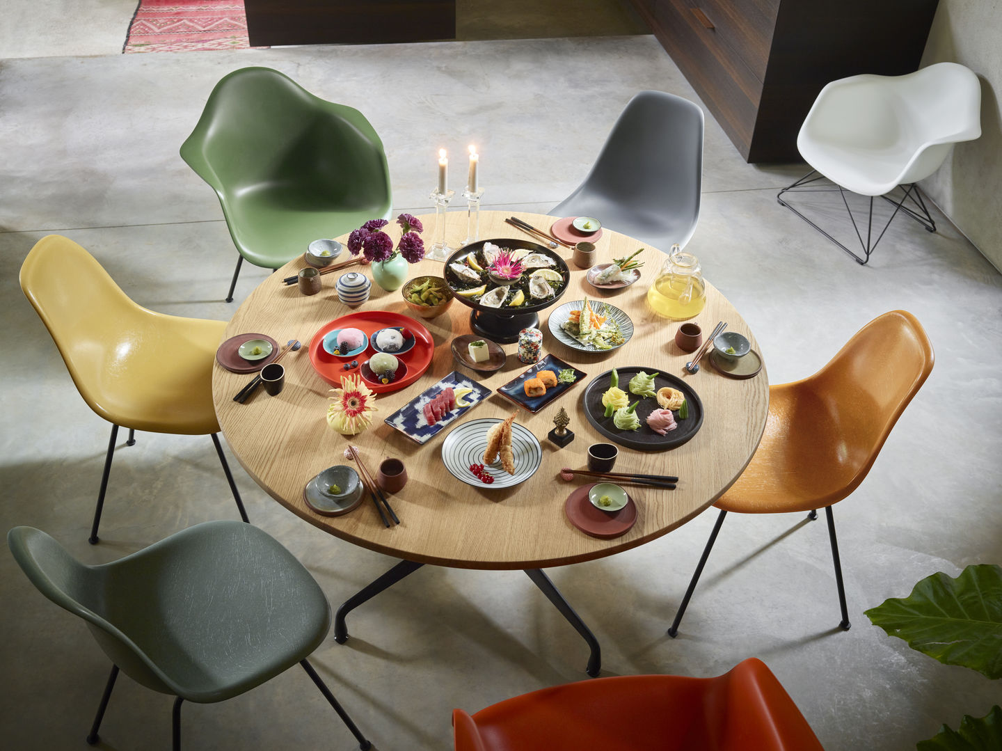 Stühle Eames Fiberglass + Side Chair + Eames Plastic Side Chair + Eames Plastic Armchair and LAR Eames + Segmented Tables Dining © Vitra
